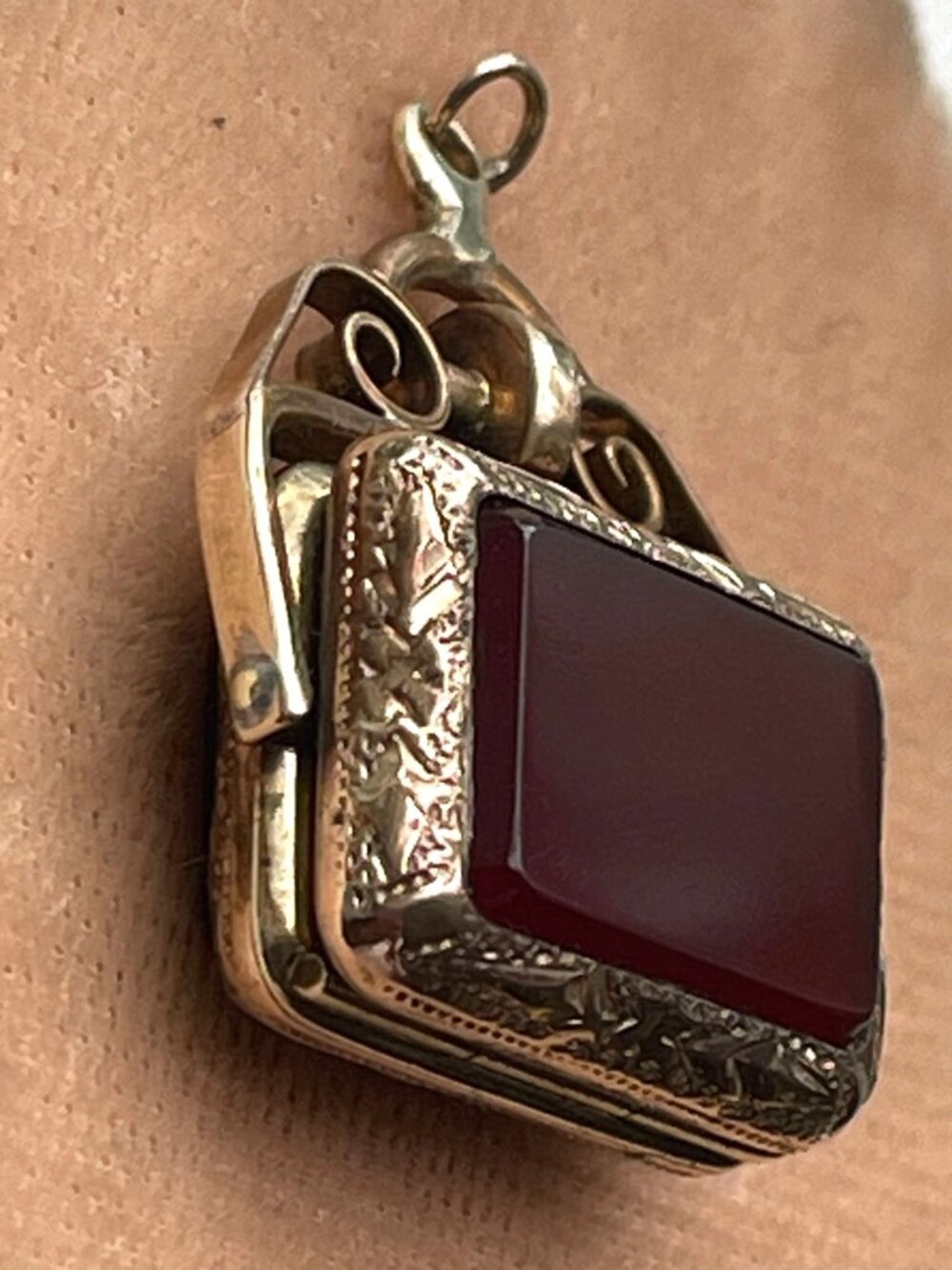 Antique Victorian Onyx & Carnelian Yellow Gold Tone Spinner Charm Locket With Or